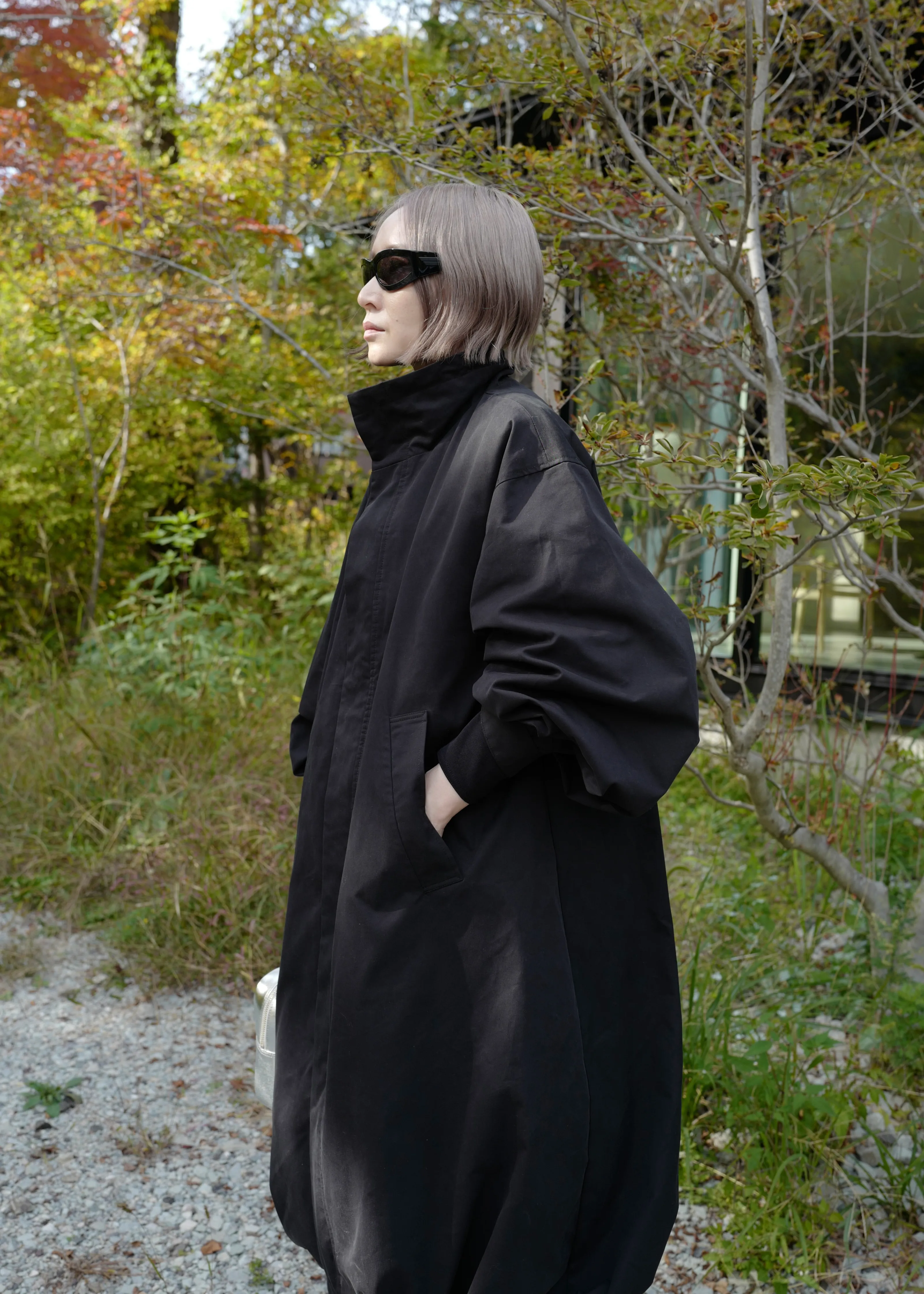 紹介したコートを着た松田陽子さん、そ4