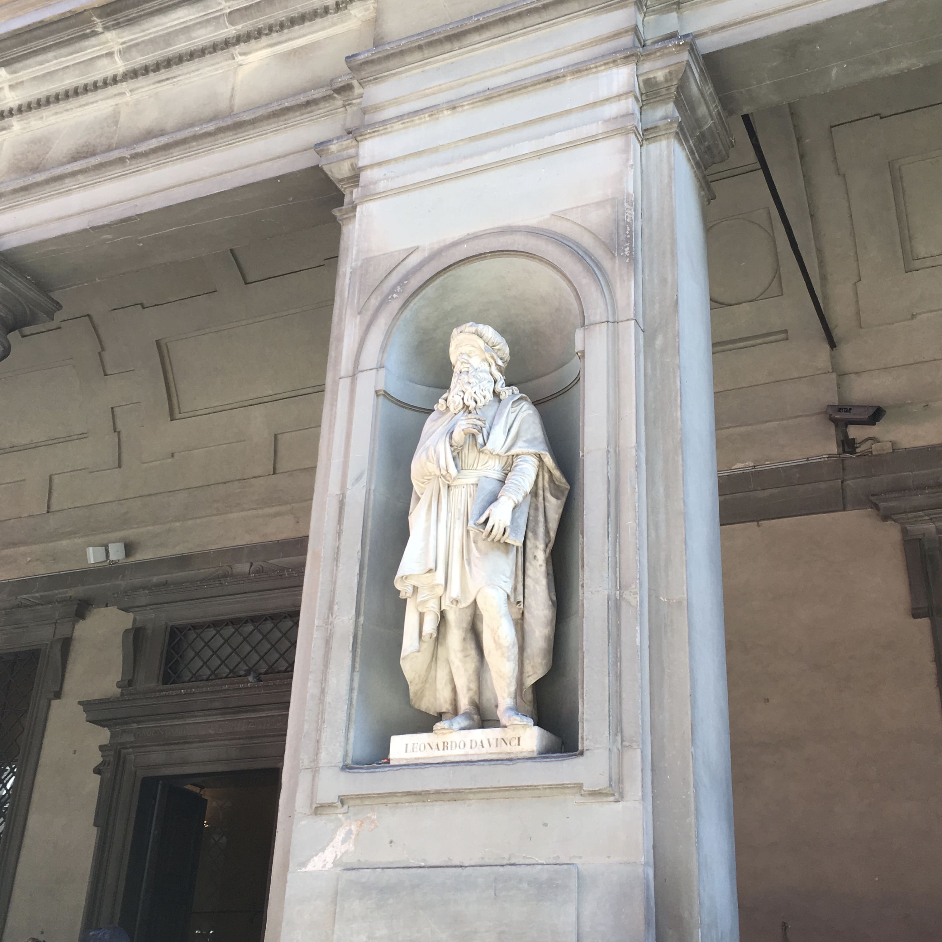 ウフィッツィ美術館に佇むダ・ヴィンチの像