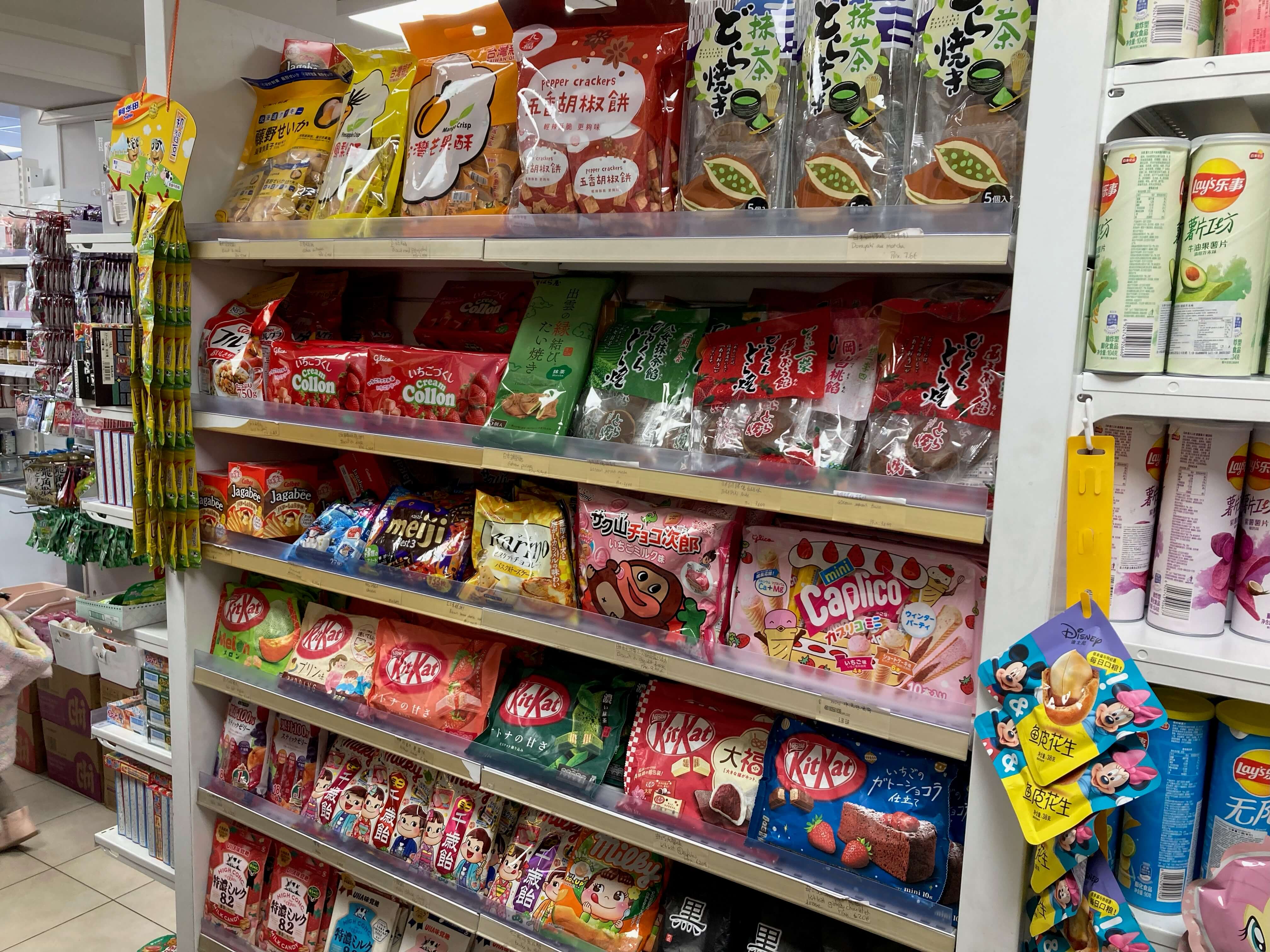 日本のコンビニ菓子が並ぶ食材店内