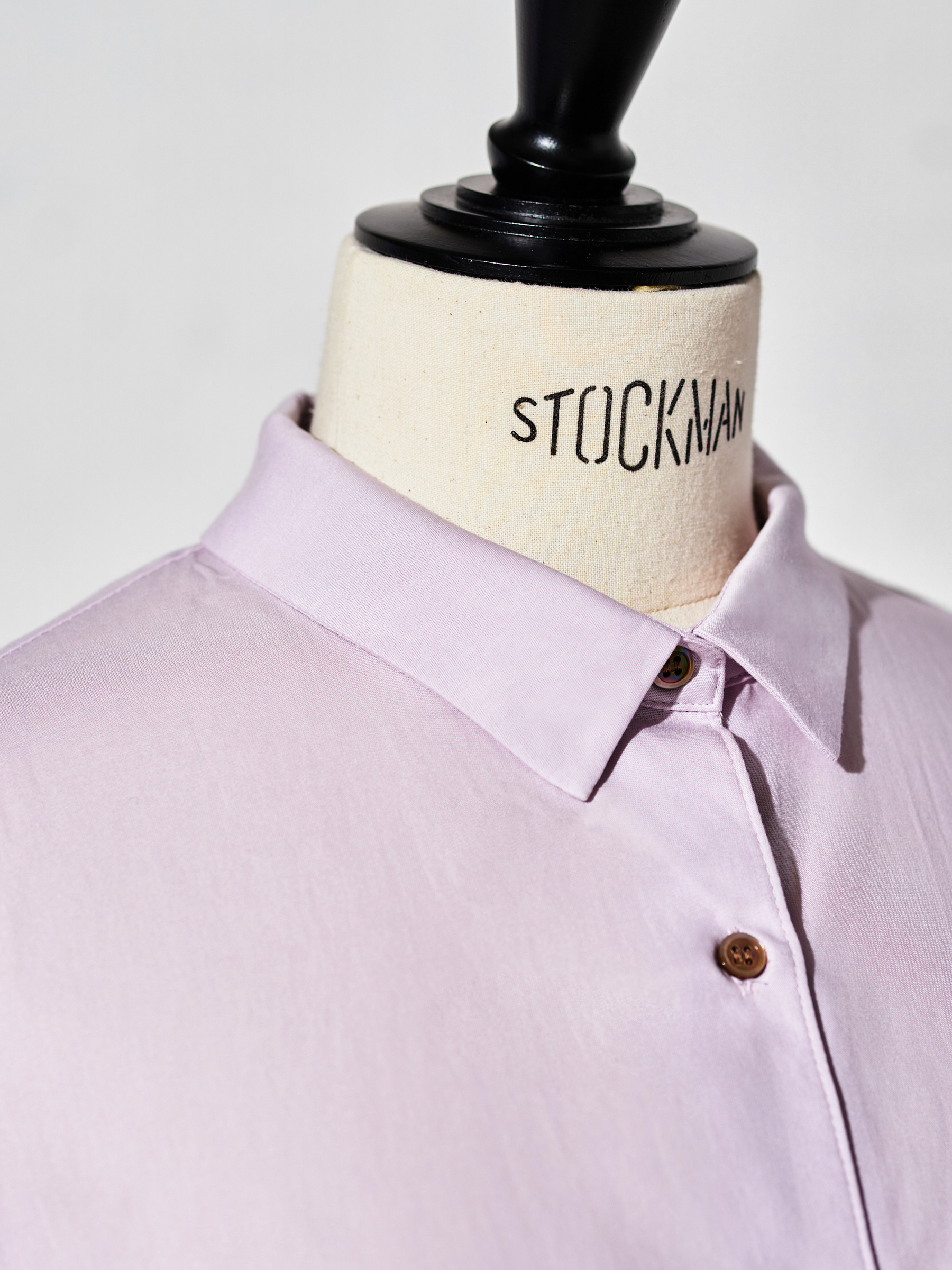 シャツの印象を大きく左右する衿は、小ぶりで控えめなナローカラー