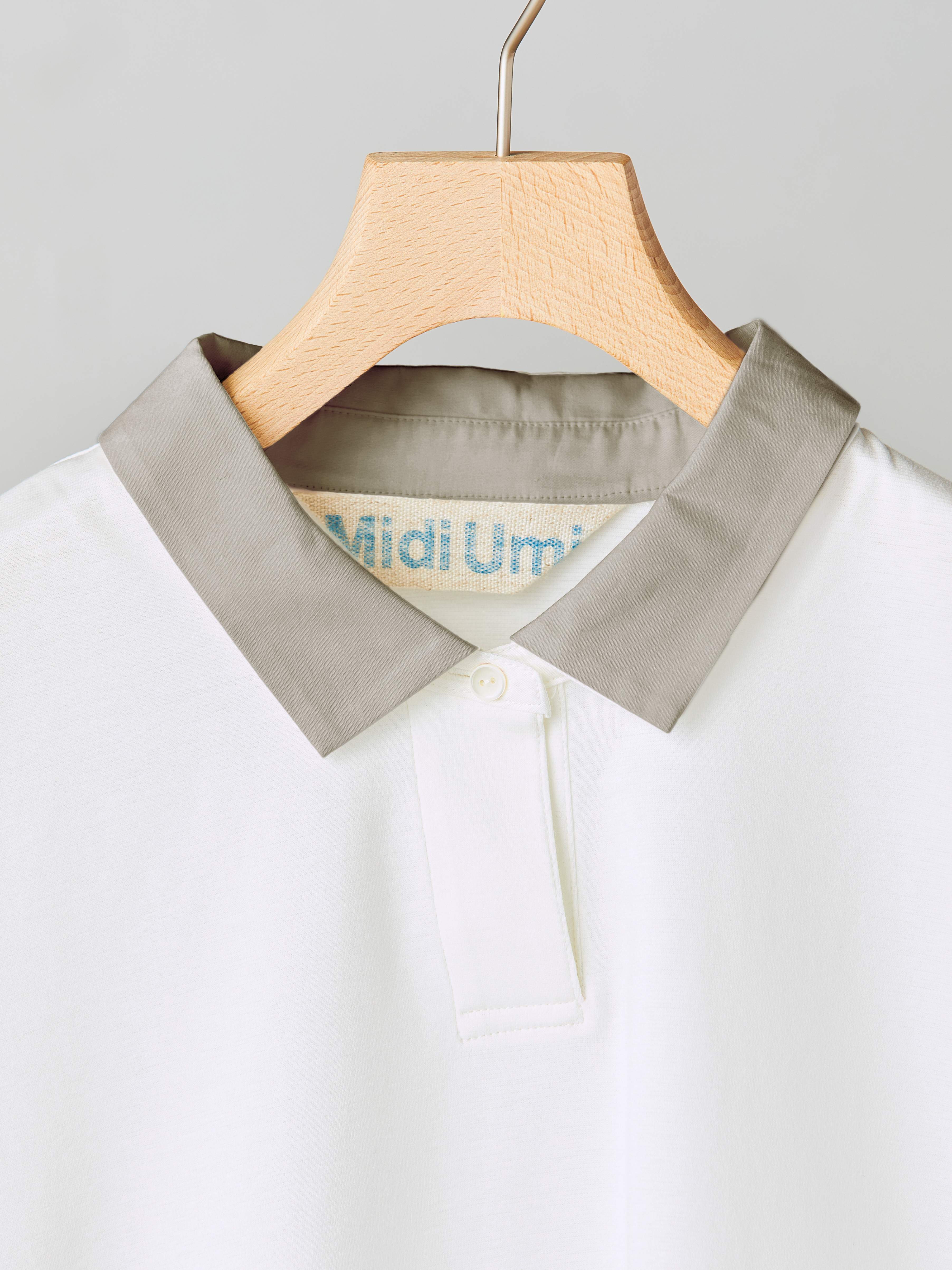 ポロシャツの特徴的なディテールである衿元を小さく仕上げることで、全体に大人っぽく品よく見えるよう計算されたデザイン。
