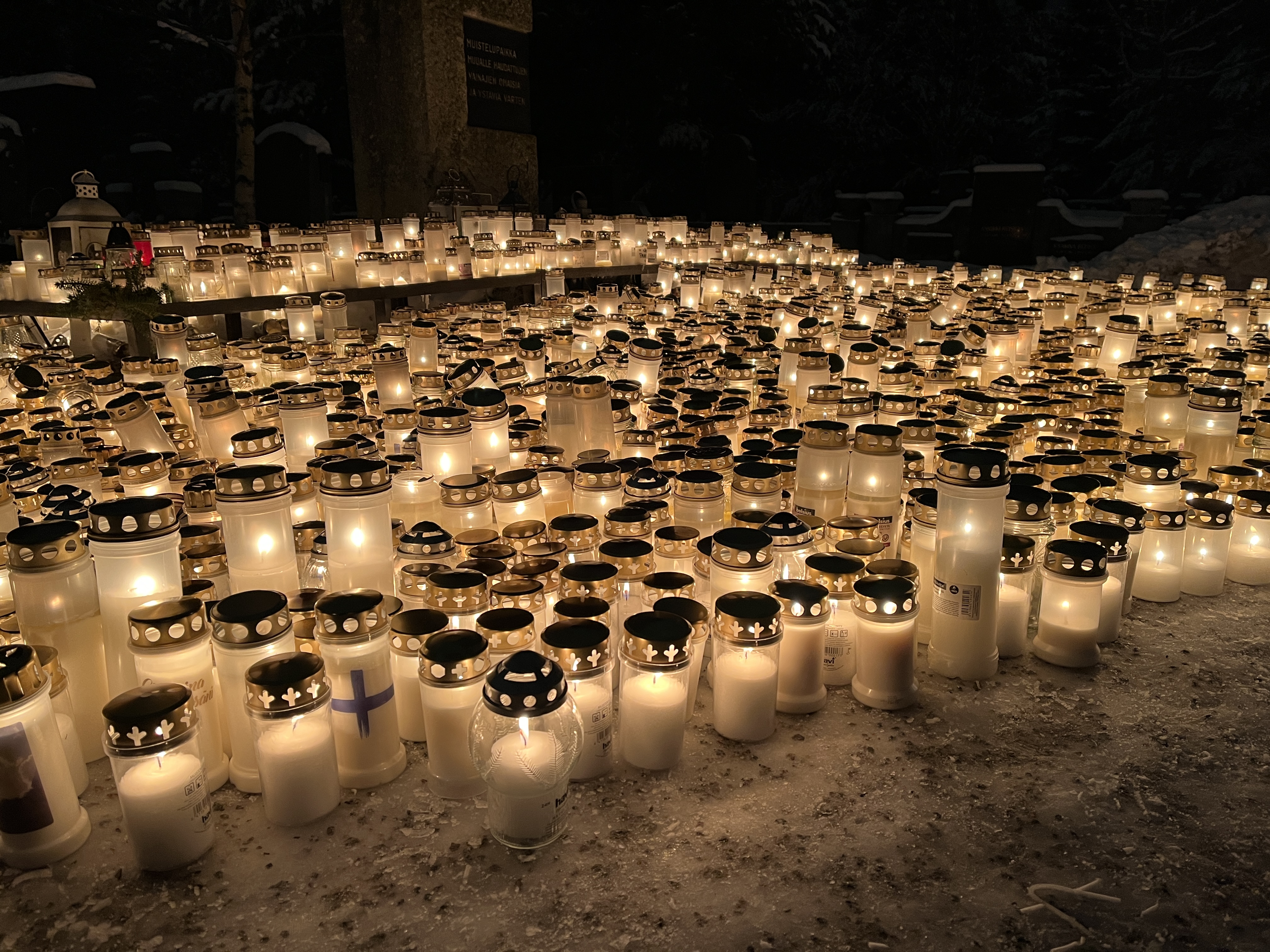 12月24日のフィンランドの墓地の心あったまる風景