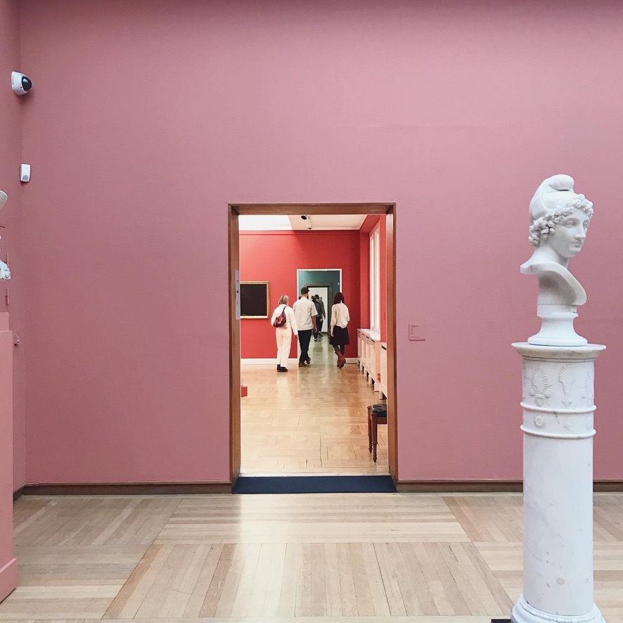 部屋を進むごとに壁の色が変わります。