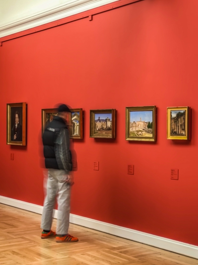 真っ赤な壁に絵画を飾るなんて斬新！