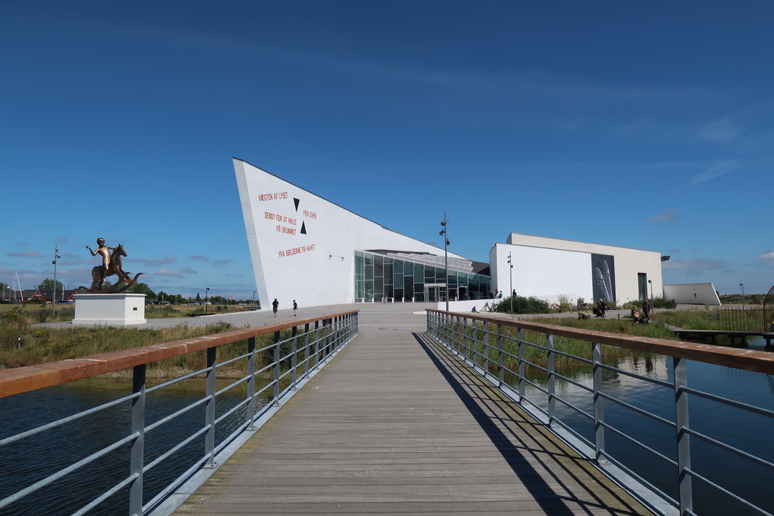 海沿いに建つ美術館。