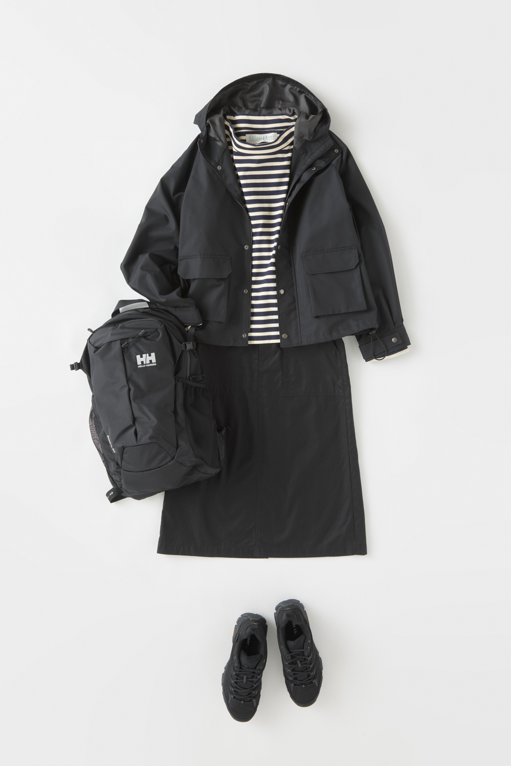 アウトドアでも女性らしさを忘れないアクティブスタイル