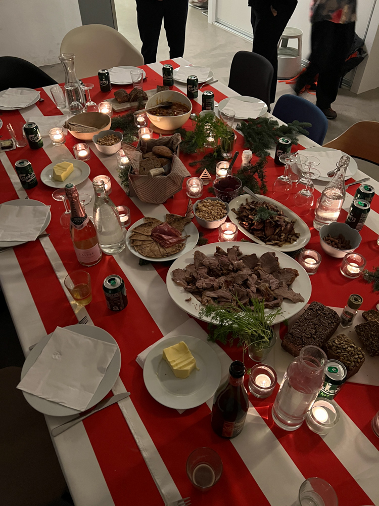 シェアスタジオでのクリスマスディナー。デンマークの冬の食卓にキャンドルは必須。