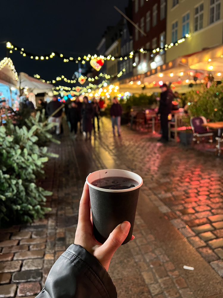 どこのマーケットでも必ず売っているGløgg。いわゆるグリューワインです。