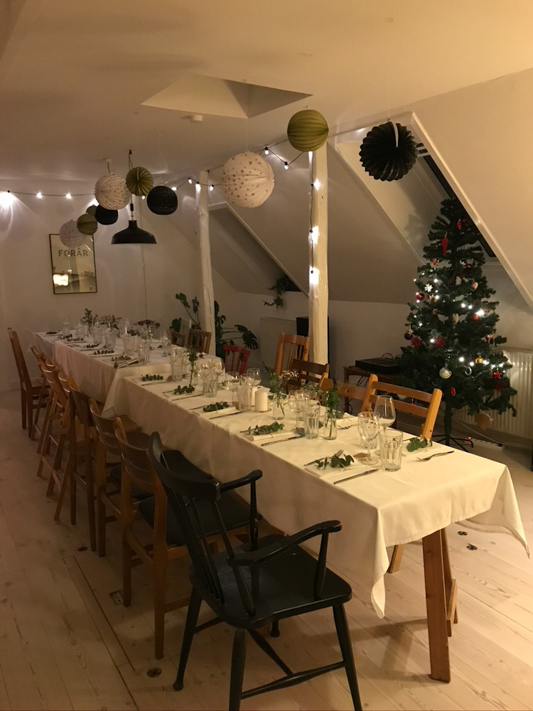 アパートに設置された長~いテーブル。テーブルセッティングからもセンスの良さが光るデンマーク人。