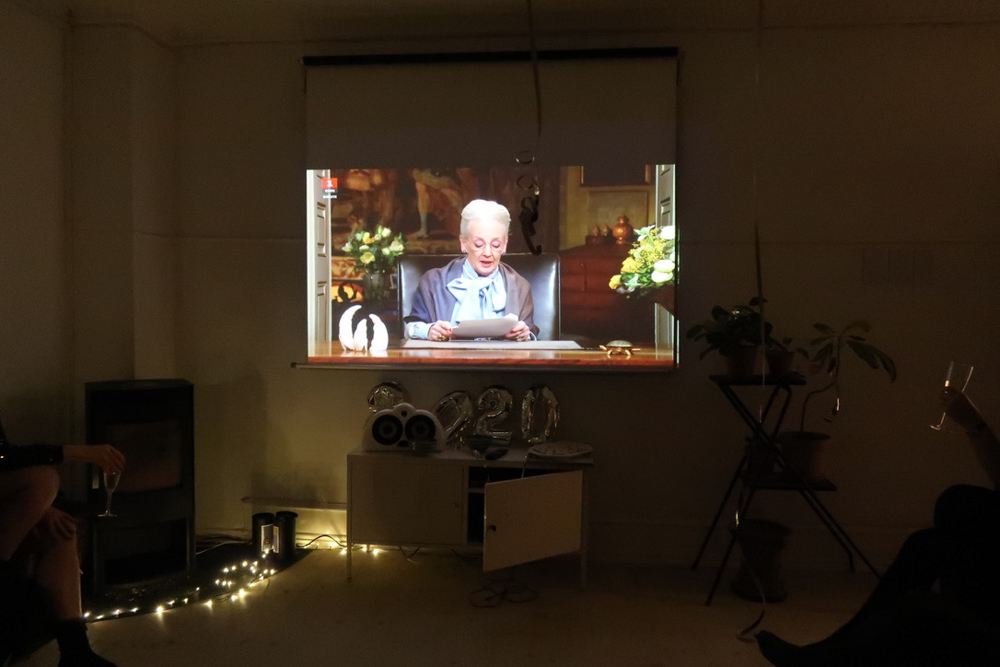 当時の女王のスピーチを真剣に楽しく聞く愛国心の強いデンマーク人たち。日本人の私にとってはなんだか驚きの光景でした。