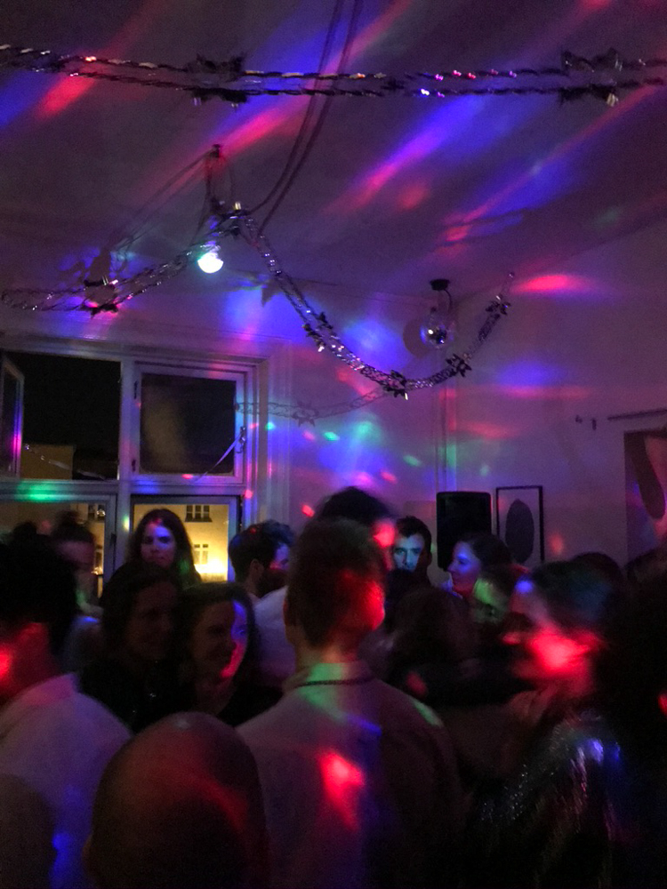 クラブと化した深夜のアパート。