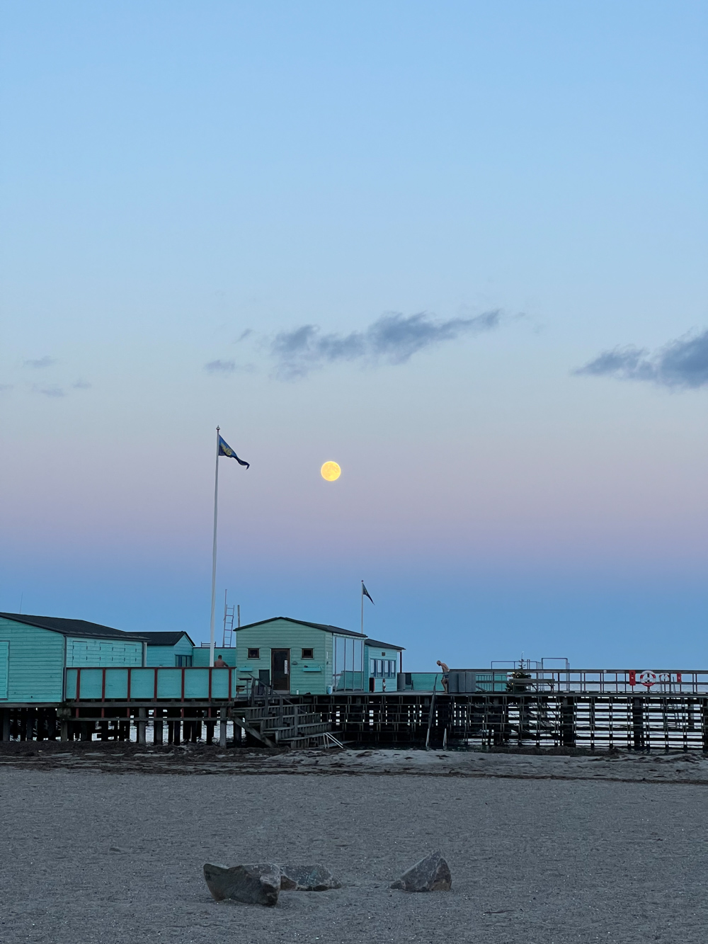 海沿いのサウナ。水風呂はもちろん、この広がる海です。