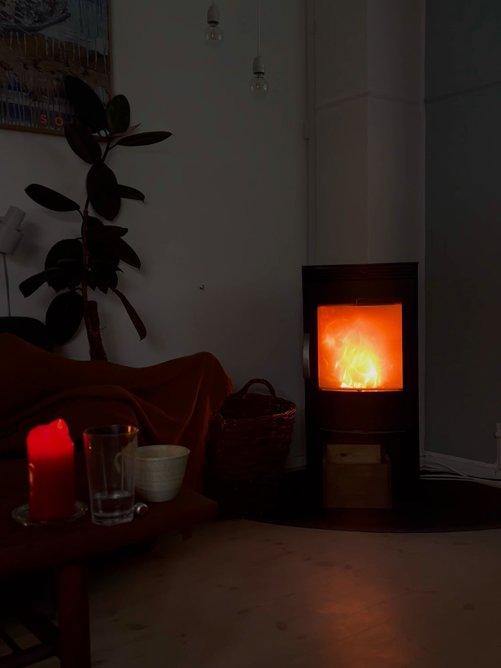 書いているだけで寒くなってきたので暖炉の写真でも。アパートでも暖炉のある家も多いです。