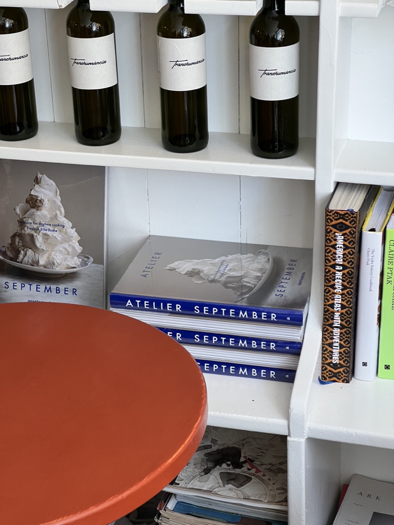 Atelier Septemberは朝食が有名で、レシピ本も販売しています。キーカラーの青がかわいい！