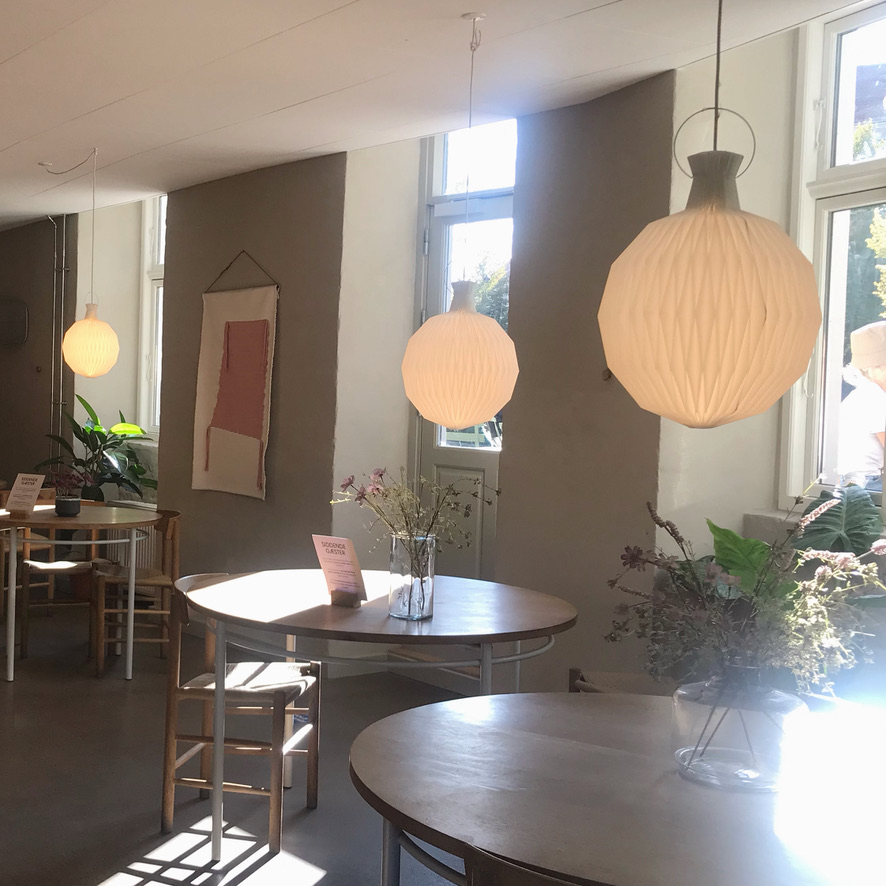 デンマーク照明ブランドLe Klintのライトが各テーブルに使われているCoffee Collectiveの落ち着いた店内。