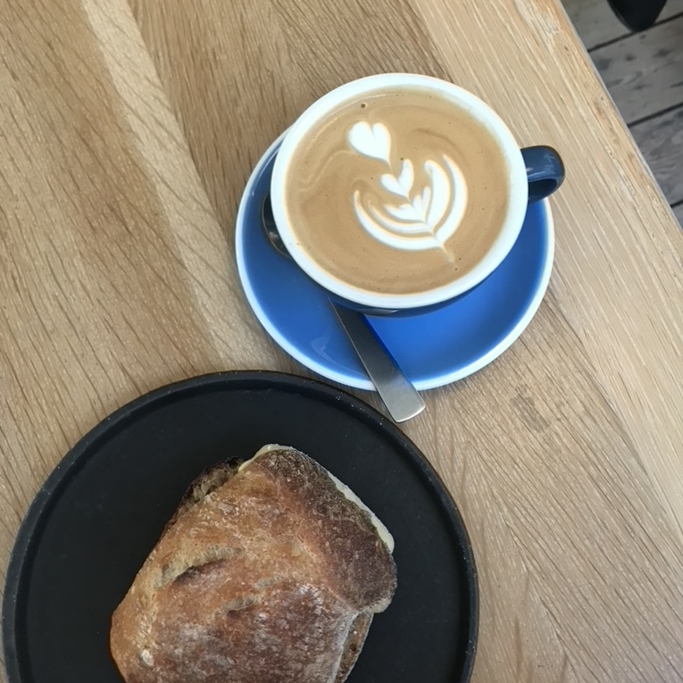 ぜひコーヒーと一緒にパンも。ただチーズとバターが挟まっただけなのにすごく美味しい…。